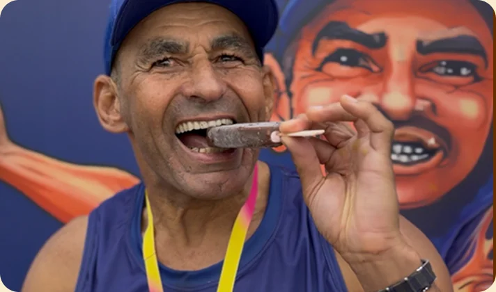 Homem sorrindo enquanto saboreia um picolé ProForce Proteico