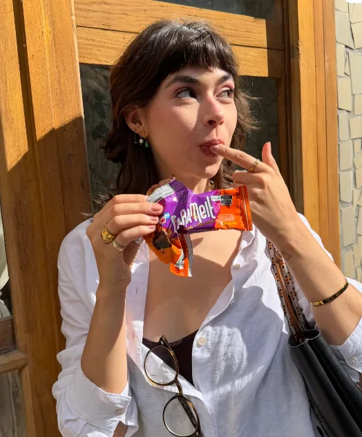 Post do Instagram: mulher experimentando um bombom de sorvete