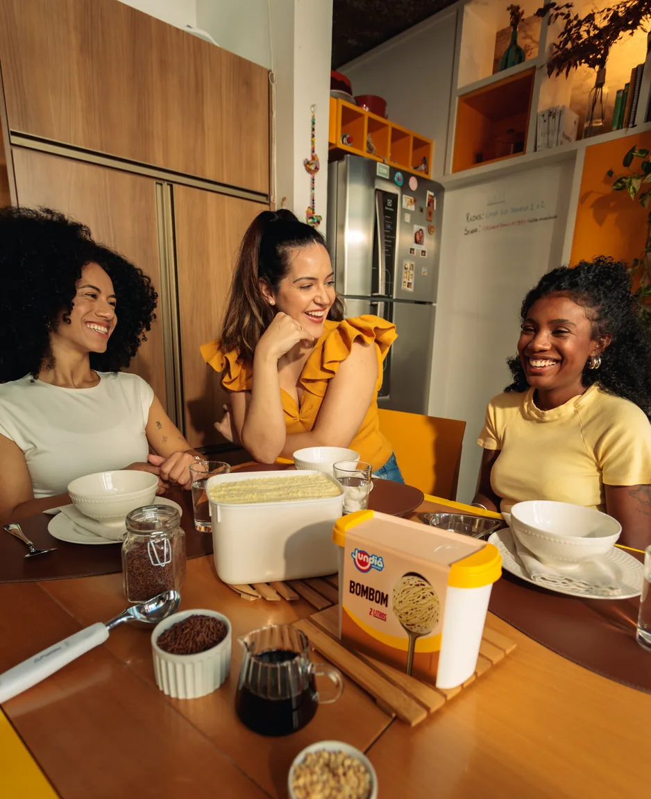 Amigas reunidas à mesa servindo sorvete Jundiá
